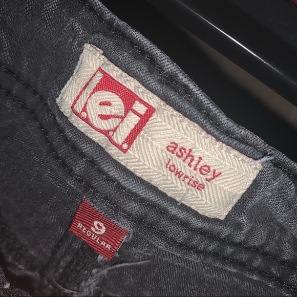 Lei Black Flower Lace Detailed Shorts - Picture 3 of 3